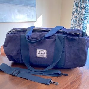 HERSHEL Classic Duffel Bag with Shoulder Strap & Bandana Print Interior